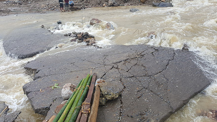 Bước đầu theo thông báo của Chủ tịch UBND xã Nậm Xây, huyện Văn Bàn, tỉnh Lào có 2 người chết và 4 người bị thương do thiệt hại của cơn bão số 3 vừa qua. Ảnh:Lao động  