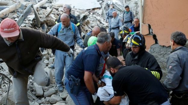 Hãng BBC dẫn lời của một quan chức người Ý cho biết trận động đất khiến ít nhất 13 người chết và nhiều người khác bị mắc kẹt dưới đống đổ nát. Ảnh: BBC