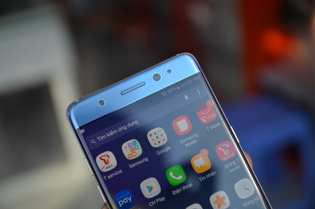 Galaxy Note 7 màu xanh vẫn sử dụng chip Exynos 8890, RAM 4GB và có bộ nhớ trong 64GB. Khác biệt so với những người anh em khác chính là ở mặt trước, máy không còn logo Samsung bên dưới loa thoại. Phiên bản này còn dùng khay chỉ chứa 1 sim và thẻ nhớ, không cho phép gắn 2 sim như bản Việt Nam. Ảnh: Zing.vn