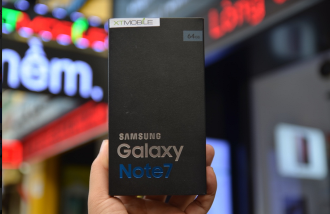 Một trong những màu sắc được mong đợi nhất của Samsung Galaxy Note 7 đó là Blue Coral. Ở Việt Nam mới chỉ có ba phiên bản đen, bạch kim và vàng. Bản màu xanh chính hãng sẽ được bán muộn hơn. Tuy nhiên, gần đây một cửa hàng ở TP HCM đã nhập về model này và bán với giá 21,9 triệu đồng. Ảnh: Vnexpress