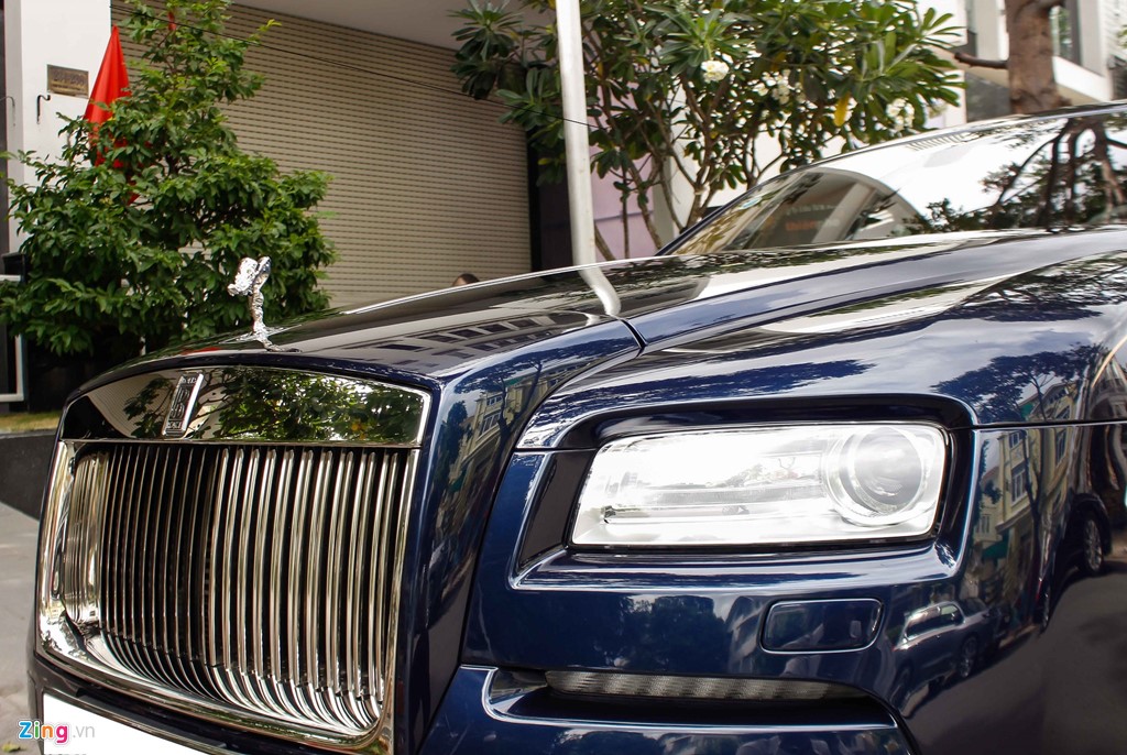 Rolls-Royce Wraith là mẫu xe đắt giá nhất ở thời điểm hiện tại của Quốc Cường. Tại Việt Nam, Rolls-Royce Wraith có giá cơ sở 18 tỷ đồng, riêng bản bespoke có giá từ 21 tỷ. Đường coachline chạy dọc thân xe do nghệ nhân Mark Court vẽ bằng tay không cần dùng thước kẻ. 