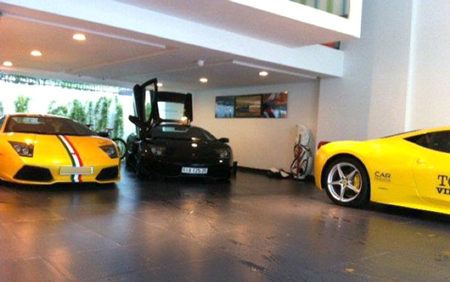 2 chiếc Lamborghini Murcielago và Ferrari 458 italia màu vàng, trong gara của Cường.