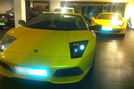 Lamborghini Murcielago màu vàng và đằng sau là Ferrari 458 italia màu vàng, Rolls-Royce Ghost của Cường Đô La dùng khi cả gia đình lướt phố.
