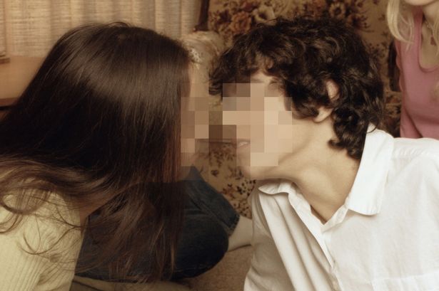 Cậu bé 14 tuổi trở thành tội phạm vì 'cưỡng hôn' bạn cùng trường