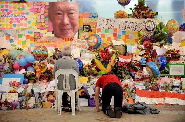 Người dân Singapore đặt hoa, bóng bay và những tin nhắn bày tỏ sự thương tiếc với ông Lý Quang Diệu.