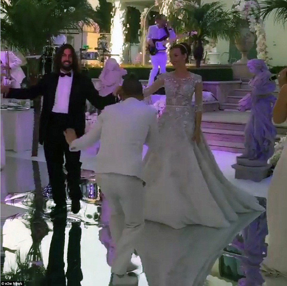 Cô dâu khiêu vũ trong đám cưới.