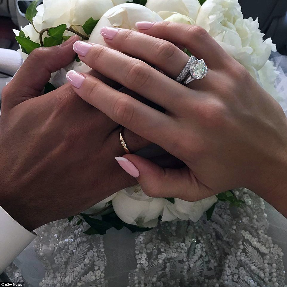 Trong một bức ảnh chụp lại khoảnh khắc cô dâu và chú rể nắm tay, người ta chú ý tới chiếc nhẫn kim cương siêu ấn tượng của cô dâu.