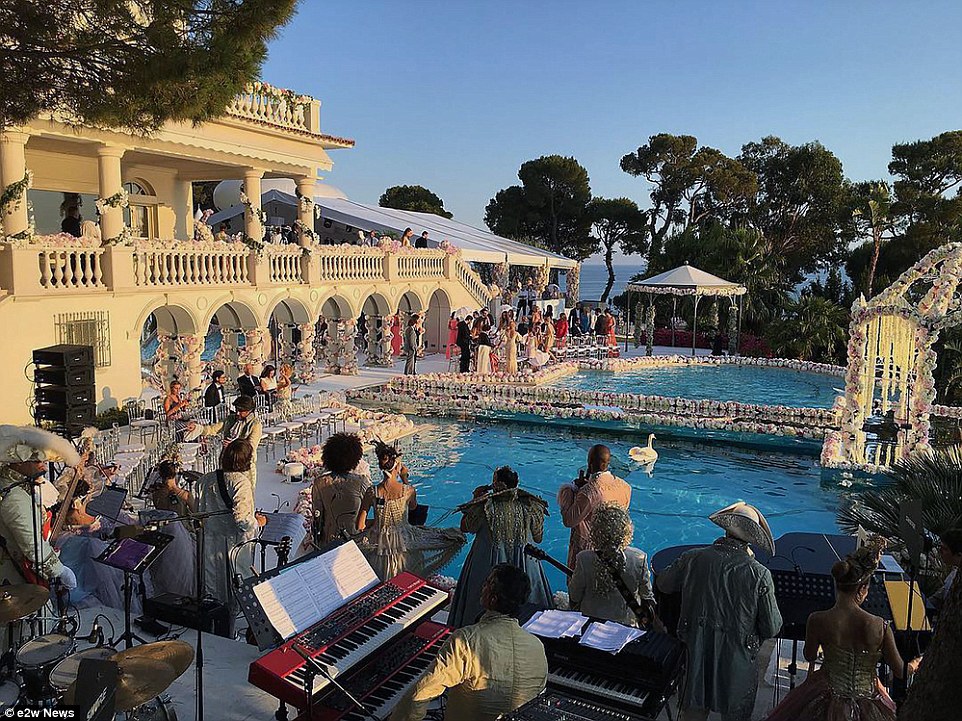 Khách mời đám cưới được thưởng thức ‘nhạc sống’ suốt đêm do một ban nhạc chơi trực tiếp cạnh bể bơi. 