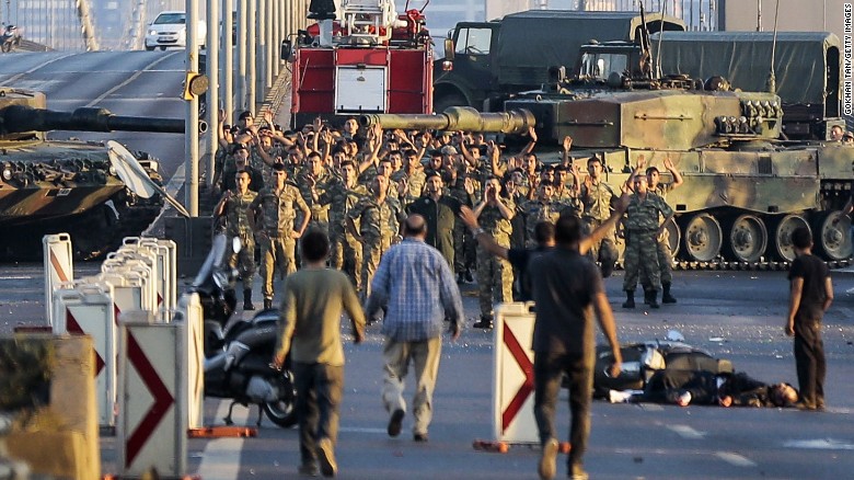 2 ngày sau sự kiện đảo chính ở Thổ Nhĩ Kỳ thất bại, chính quyền Ankara đã bắt giữ hơn 6.000 binh sĩ và dân thường tham gia chính biến. Nhiều ý kiến lo ngại rằng nếuTổng thống Erdogan bắt đầu trả thù những người tham gia binh biến thì tình hình Thổ Nhĩ Kỳ sẽ tiếp tục bất ổn. Ảnh CNN