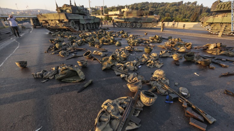 Quân trang và vũ khí của binh lính đảo chính bị bắt giữ nằm rải rác trên cầu Bosphorus, Istanbul. Ảnh CNN