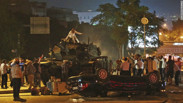 Người dân Thổ Nhĩ Kỳ tìm cách chặn xe tăng quân sự tiến vào Ankara. Ảnh CNN