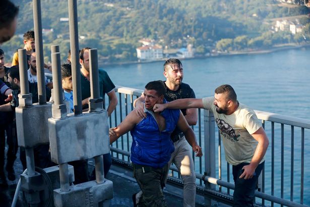 Người dân đánh, đấm một người lính bị bắt sau khi cuộc đảo chính Thổ Nhĩ Kỳ thất bại. Ảnh Reuters