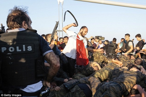 Một nhóm binh sĩ Thổ Nhĩ Kỳ bị người dân đánh trên đường phố. Ảnh Getty Images