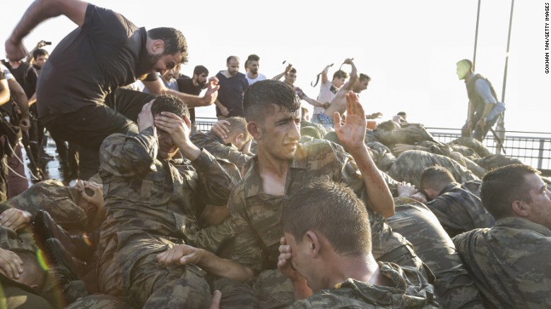 Những người lính tham gia đảo chính bị đám đông người dân tức giận tấn công. Ảnh Getty Images