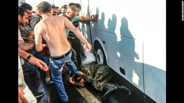 Trước đó còn có thông tin lính đảo chính bị đám đông ủng hộ chính quyền chặt đầu trên cầu Bosphorus ở TP Istanbul. Các hình ảnh và video rùng rợn đã xuất hiện trên mạng, cho thấy người lính này nằm trên mặt đất, máu chảy tràn xung quanh. Trên cơ thể nạn nhân có rất nhiều vết thương kinh khủng. Ảnh CNN