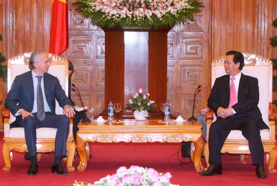 Việc kí kết có sự tham gia chứng kiến của Thủ tướng Nga Dmitry Medvedev và Thủ tướng Nguyễn Tấn Dũng