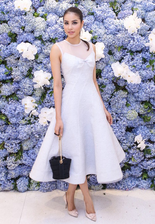 Bộ đầm xanh pastel, chất vải dập họa tiết hoa hồng tinh tế giúp Phạm Hương nổi bật ở tiệc khai trương của nhà thiết kế Lâm Gia Khang. Ảnh: Nguyễn Thành
