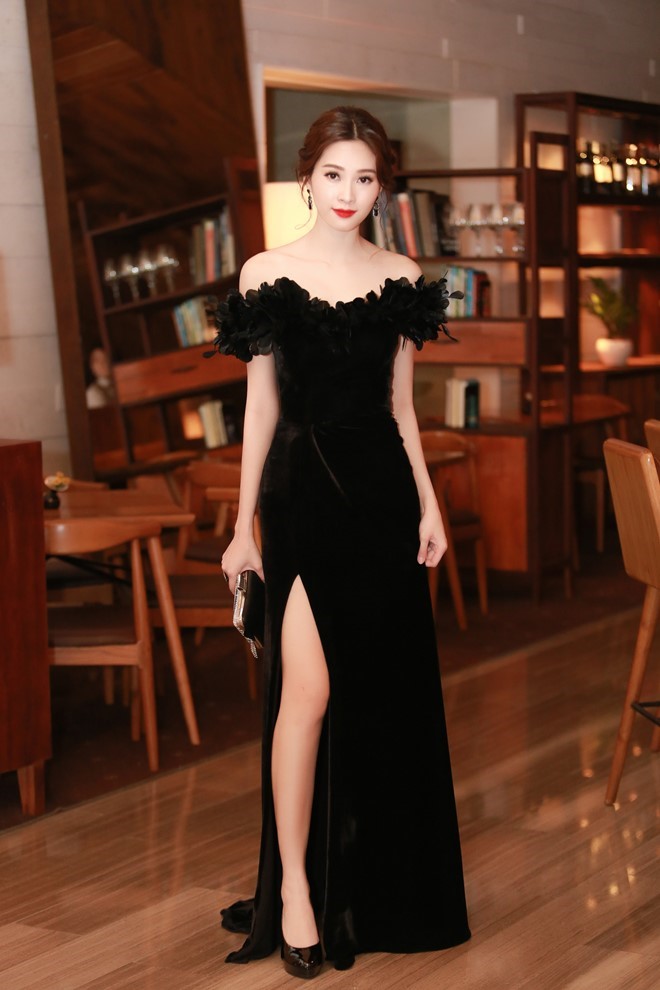 Hoa hậu Đặng Thu Thảo, đổi phong cách với đầm nhung, chân váy xẻ cao, thân áo trễ khoe vai trần quyến rũ. Ảnh: Mai Linh