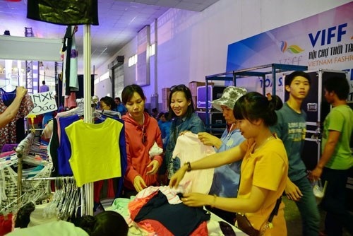 Thỏa sức mua sắm tại hội chợ khuyến mại Tết Dương lịch. Ảnh: Diệu Thùy