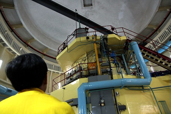Lò phản ứng hạt nhân có 2 tầng với lối lên bậc thang. Tầng cao nhất là miệng chính của lò, tầng còn lại đặt các dụng cụ liên quan đến hoạt động của lò.