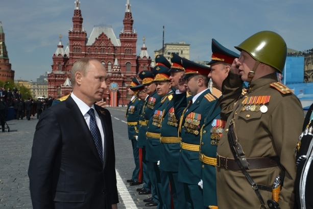Tổng thống Putin, con trai của một cựu binh Thế chiến 2, cũng bất ngờ xuất hiện ở hàng đầu của cuộc diễu hành.