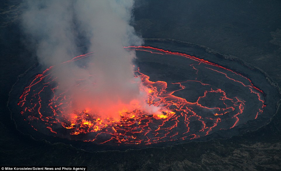 Là một trong những núi lửa hoạt động mạnh nhất trên thế giới, Nyiragongo cũng là ngọn núi thường xuyên được các nhà khoa học nghiên cứu. Năm 1977, dung nham của ngọn núi phun trào tới hơn 60 dặm một giờ (97 km / h), đây là lần phun trào mạnh nhất từng được ghi lại trong lịch sử.