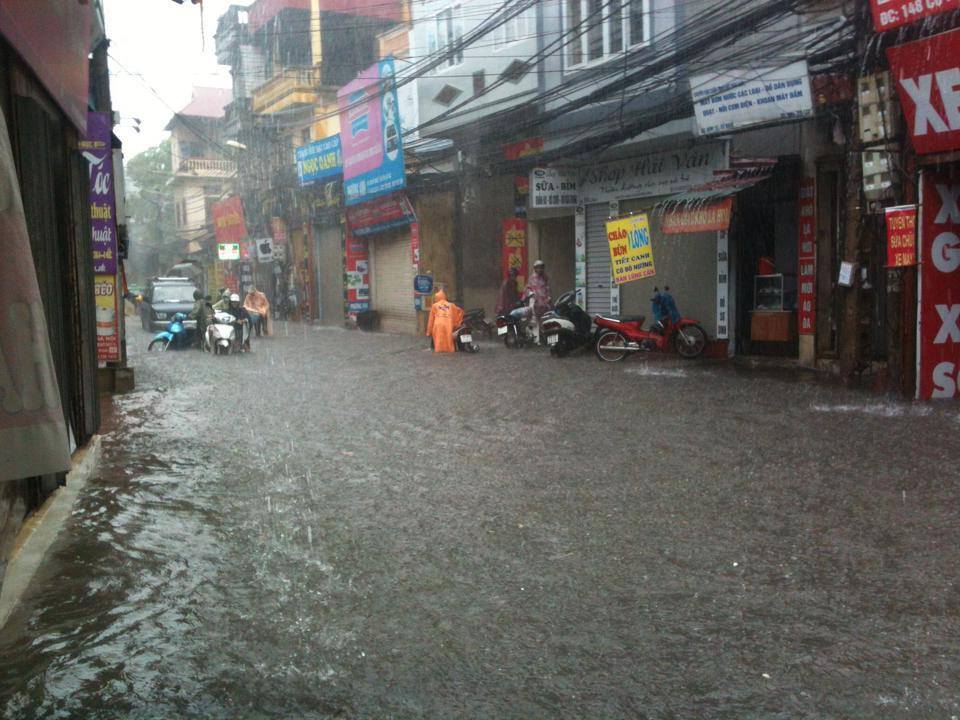 Một số hình ảnh ngập lụt nặng tại các tuyến phố. 