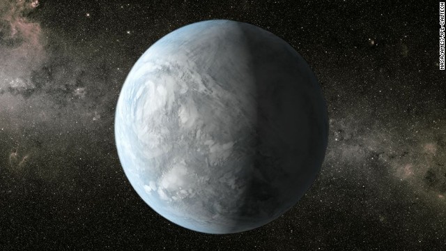 Hình minh họa này mô tả hành tinh Kepler-62e, một hành tinh trong vùng sinh sống của một ngôi sao nhỏ hơn và lạnh hơn so với mặt trời. Nó nằm cách trái đất  khoảng 1.200 năm ánh sáng và thuộc chòm sao Lyra. 