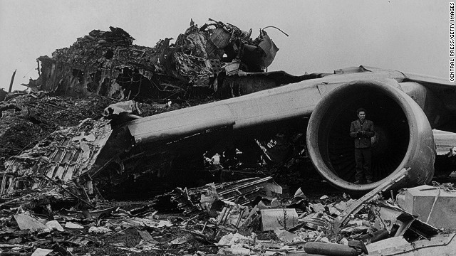 Năm 1977, hai chiếc máy bay đã xảy ra tai nạn va chạm trên đường băng ở Los rodeos Airport (tại Tenerife Norte). Cũng giống như sự cố trên hẻm núi Grand Canyon, tai nạn này cho thấy sự cần thiết phải thông tin liên lạc tốt hơn giữa phi công và nhân viên kiểm soát không lưu. 