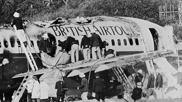 Năm 1985, một máy bay của Anh (Airtours 737) bốc cháy trước khi cất cánh tại sân bay quốc tế Manchester. Mặc dù các phi công đã làm đúng theo quy định. Tuy nhiên các hành khách không thể thoát ra khỏi máy bay. Vì các chỗ ngồi được đặt quá gần nhau. Sau khi vụ việc xảy ra, các nhà sản xuất máy bay đã thay đổi cách bố trí nội thất máy bay để việc di tản dễ dàng hơn. 