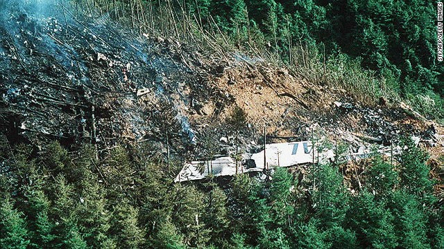 Máy bay Nhật Bản Japan Airlines Boeing 747 bị rơi ở vùng núi bên ngoài của Tokyo vào năm 1985. Đây là chiếc máy bay cũ nhưng không được sửa chữa thường xuyên. Sau tai nạn, sửa chữa máy bay cũ được giám sát chặt chẽ hơn nhiều. 