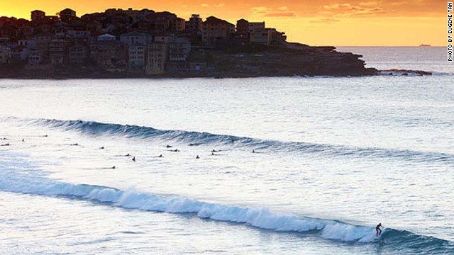 Bãi biển  Bondi (Sydney). Du khách không thể bỏ lỡ Bondi, một trong những biển có bãi cái đẹp nổi tiếng thế giới. Bondi là bãi biển gần trung tâm của thành phố. Bãi cát cong cong tạo nên hình lưỡi liềm cùng với làn nước màu ngọc lam vô cùng đẹp mắt