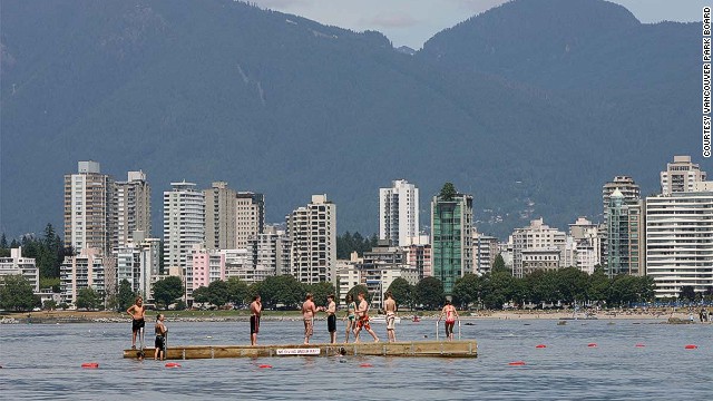Bãi biển Kitsilan (Vancouver, B.C.). Nếu Vancouver là một trong những thành phố tốt nhất để sinh sống, không có lí do gì mà bãi biển Kitsilano không trở thành một trong những bãi biển đáng đến nhất của du khách.
