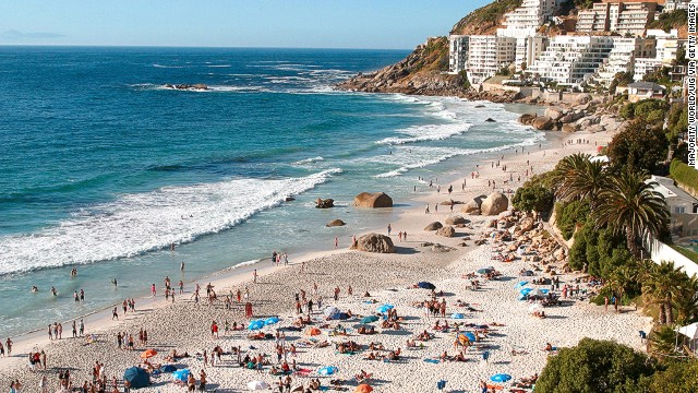 Bãi biển Clifton của Nam Phi nối tiếng với người dân địa phương và du khách. Bãi biển thơ mộng với cát trắng và những ngọn núi hùng vĩ.