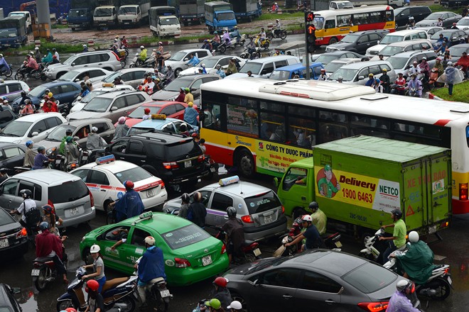 Giao thông trong khu vực cũng bị tắc nghẽn nghiêm trọng kéo dài cả cây số tại ngã tư cầu vượt đường trên cao: Đường Xuân Thuỷ, Hồ Tùng Mậu, Phạm Hùng.