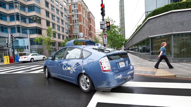 Cài đặt chương trình điều khiển mới. Xe không người lái của Google là một sự chuyển đổi của Toyota Prius đã được Mỹ thử nghiệm. Chiếc xe không xảy ra sự cố khi sử dụng các bộ cảm biến trên bảng mạch để duy trì khoảng cách an toàn.