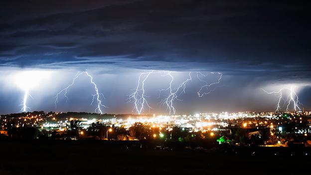 Những tia lửa điện. Hình ảnh những tia sét bùng nổ từ các đám mây bão trên bầu trời Gillette, Wyoming khi dự báo thời tiết ở khu vực này chuẩn bị có mưa dông lớn (Daniel Brenner, Gillette News Record / AP)