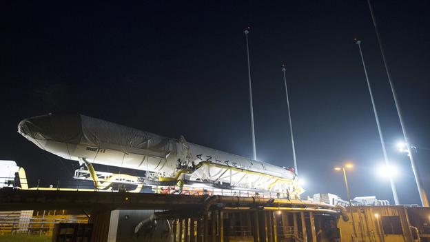 Tên lửa Orbital Sciences Corporation Antares, mang theo tàu cung cấp Cygnus, nằm trên bệ phóng tại Cơ sở Wallops Flight của NASA ở Virginia. (NASA / Getty Images)