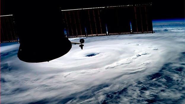 Hình ảnh cơn bão có tên Arthur xoắn ốc trên Bắc Đại Tây Dương.  Bức ảnh được chụp từ Trạm vũ trụ quốc tế tweet của Cơ quan Vũ trụ châu Alexander Gerst. (NASA / Reuters).