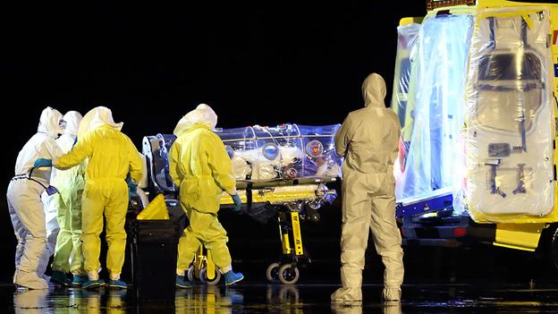       Nhân viên cứu trợ và các bác sĩ chuyển một linh mục người Tây Ban Nha đã được chẩn đoán nhiễm bệnh Ebola ở Sierra Leone, từ một chiếc máy bay quân sự có chứa xe cứu thương. (Bộ Quốc phòng Tây Ban Nha / AP)