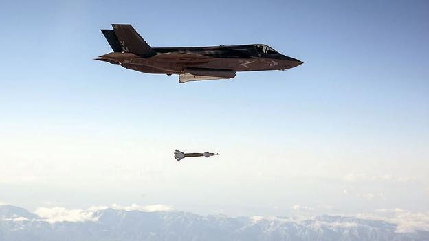 bắn Laser. Một chiếc F-35 Lightning II bắn một vũ khí dẫn đường bằng laser để chống lại mục tiêu thử nghiệm trên mặt đất. (MoD / Thái)