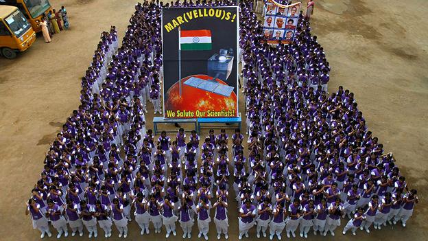  Học sinh Ấn Độ cùng vởi biểu ngữ chúc mừng các nhà khoa học khi tàu thăm dò sao Hỏa của Ấn Độ bay thành công vào quỹ đạo. (Babu / Reuters)
