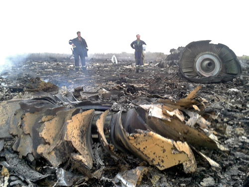 Ngày 17/7, máy bay mang số hiệu MH 17 chở 298 người của hàng không Malaysia Airlines trên đường từ Amsterdam về Kuala Lumpur đã bị rơi ở phía đông Ukraine, nơi đang có chiến sự