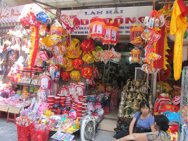 Các sản phẩm mặt nạ ngộ nghĩnh, trống Quân, trống Cơm - sản phẩm dân gian truyền thống Việt Nam năm nay xuất hiện nhiều trên thị trường chào đón Tết Trung thu năm 2014