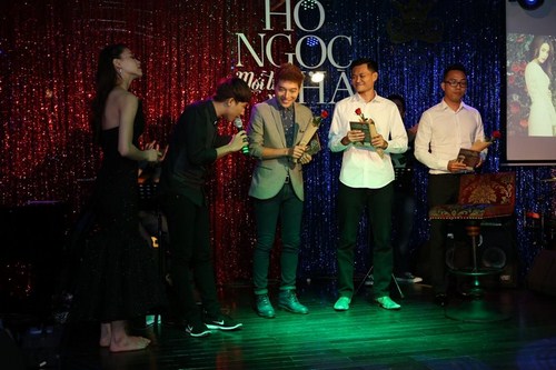 Đông đảo nghệ sĩ nổi tiếng, cùng bạn bè thân thiết đến tham dự buổi ra mắt album của Hồ Ngọc Hà.