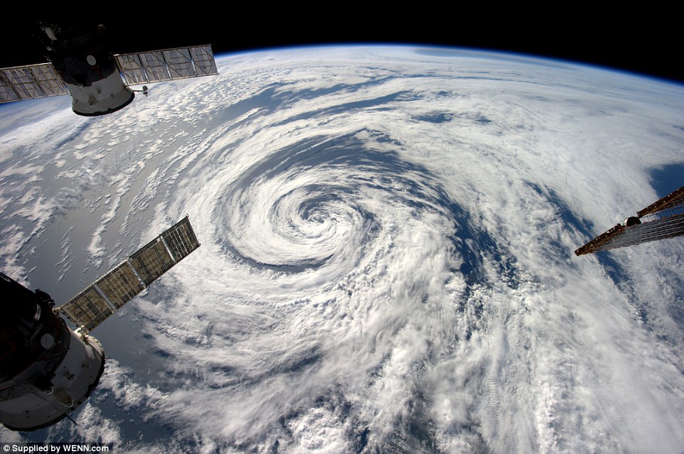 Phi hành gia Alexander Gerst chụp hình đám mây xoáy từ Trạm vũ trụ quốc tế
