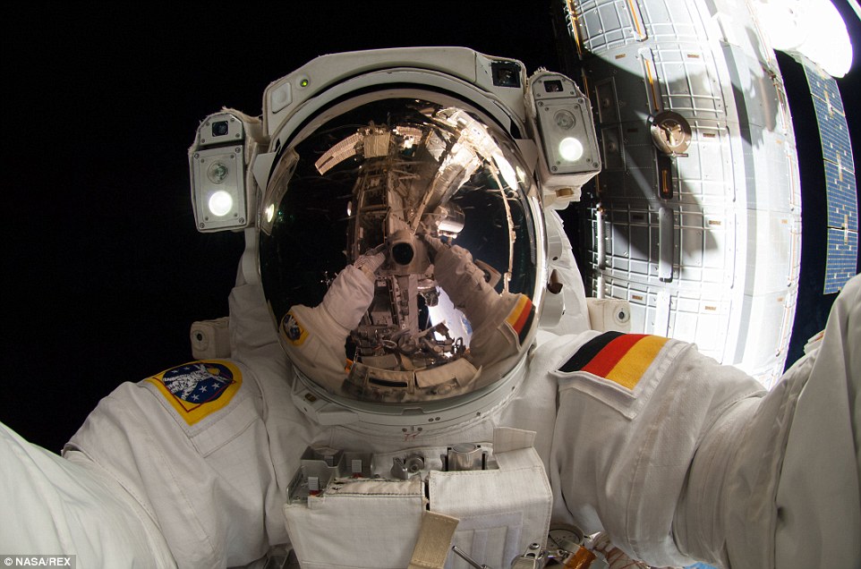 Đầu tuần này, ông Gerst đã tạm ngừng sửa chữa một máy bơm trên trạm không gian để chụp một bức ảnh tuyệt đẹp cho mình