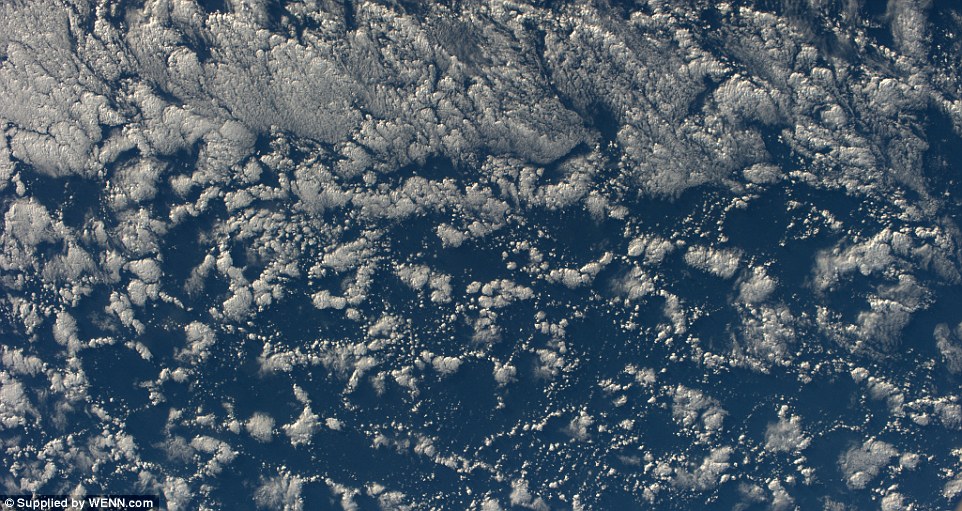 Trong bức ảnh này, những cụm mây xuất hiện giống như băng tuyết phủ trên tấm kính khổng lồ là bầu trời
