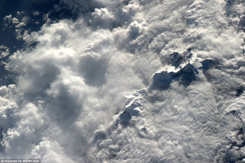 Các đám mây co cụm tạo nên một hình ảnh giống với các đỉnh núi phủ tuyết lúc ẩn lúc hiện trong mây