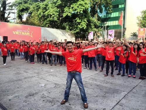 Dự án MV Trái tim Việt nhận được sự ủng hộ tham gia của đông đảo các nghệ sỹ và hơn 1000 sinh viên, học sinh tình nguyện tham gia.
